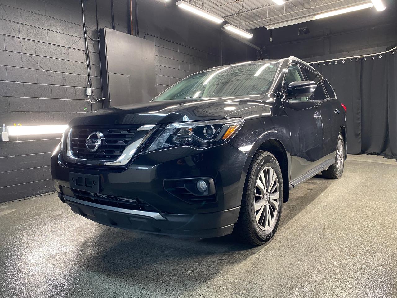 2019 Nissan Pathfinder SV 4X4 / Clean CarFax / 7 Passenger - Photo #1