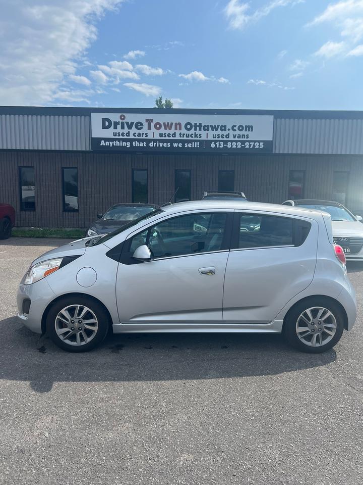 <p>ELECTRIC CAR...PLUG IN ANYWHERE...AUTOMATIC, ALL THE POWER OPTIONS, A/C, HEATED FRONT SEATS, ALLOY WHEELS AND MORE! GREAT FINANCE TERMS...LOW PAYMENTS...GET APPROVE NOW AT DRIVETOWNOTTAWA.COM, DRIVE4LESS. *TAXES AND LICENSE EXTRA. COME VISIT US/VENEZ NOUS VISITER!<span style=color: #64748b; font-family: Inter, ui-sans-serif, system-ui, -apple-system, BlinkMacSystemFont, Segoe UI, Roboto, Helvetica Neue, Arial, Noto Sans, sans-serif, Apple Color Emoji, Segoe UI Emoji, Segoe UI Symbol, Noto Color Emoji; font-size: 12px;>&nbsp;</span><span style=color: #64748b; font-family: Inter, ui-sans-serif, system-ui, -apple-system, BlinkMacSystemFont, Segoe UI, Roboto, Helvetica Neue, Arial, Noto Sans, sans-serif, Apple Color Emoji, Segoe UI Emoji, Segoe UI Symbol, Noto Color Emoji; font-size: 12px;>FINANCING CHARGES ARE EXTRA EXAMPLE: BANK FEE, DEALER FEE, PPSA, INTEREST CHARGES&nbsp;</span></p>