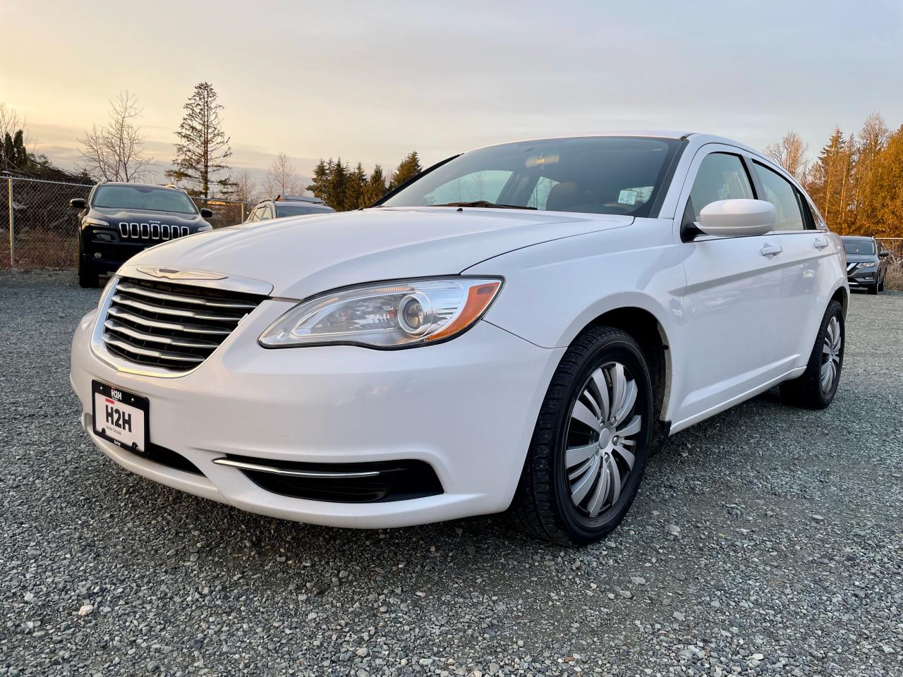 2014 Chrysler 200 LX Photo0