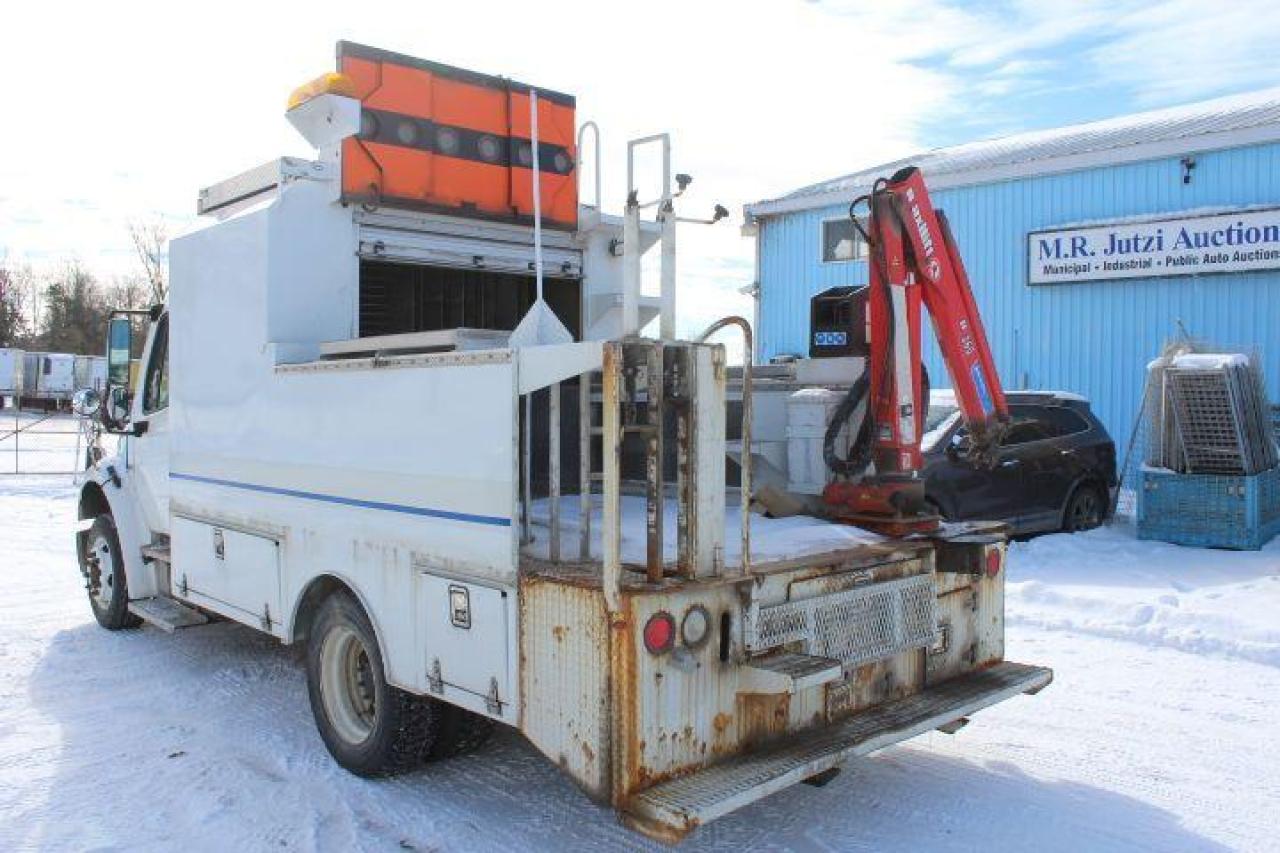 2009 Freightliner M2106  Photo