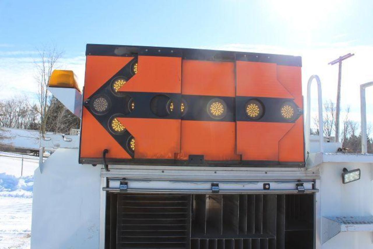 2009 Freightliner M2106  Photo