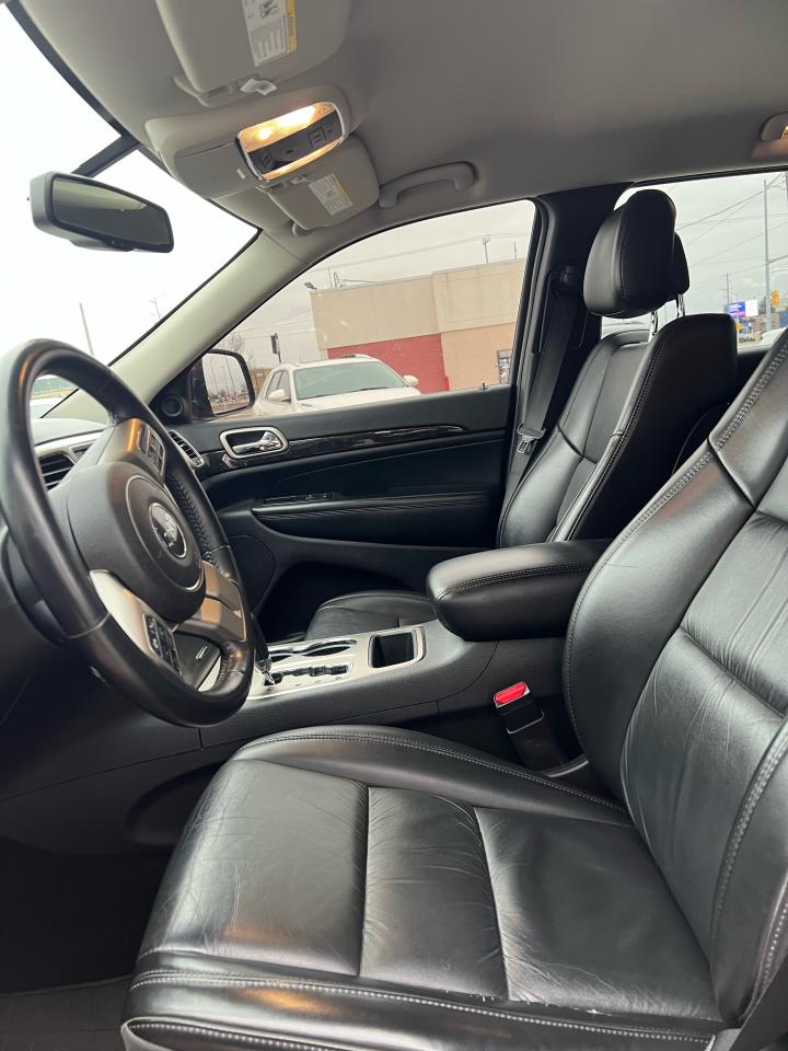 2011 Jeep Grand Cherokee Laredo Photo3