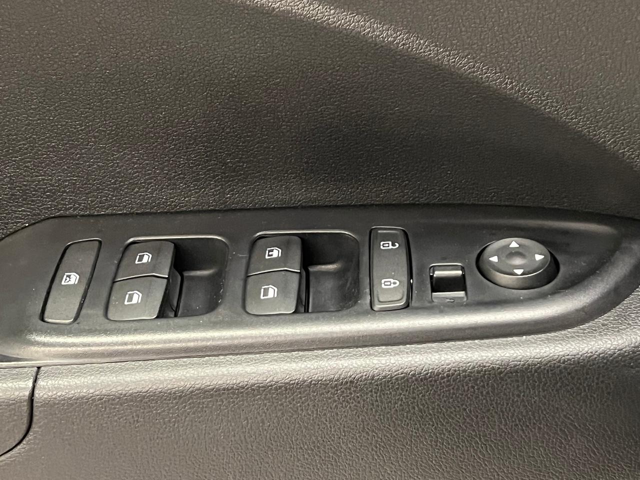 2020 Hyundai Venue Trend+ApplePlay+Roof+Heated Steering+CLEAN CARFAX Photo110