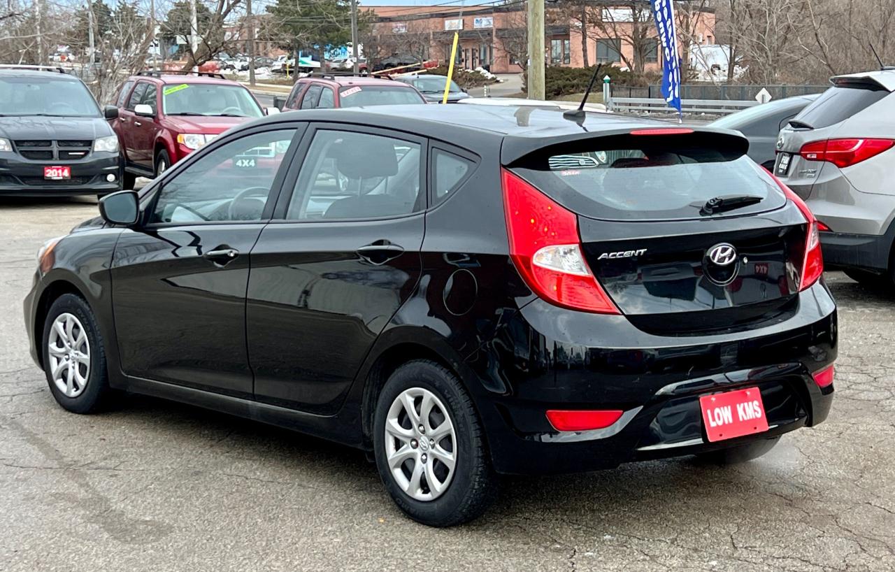 2012 Hyundai Accent GL Photo2