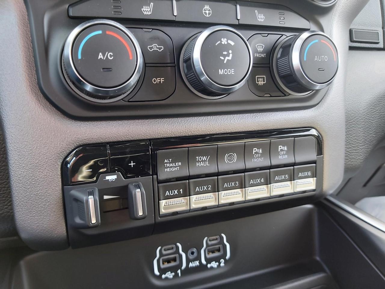 2023 RAM 3500 Big Horn Photo