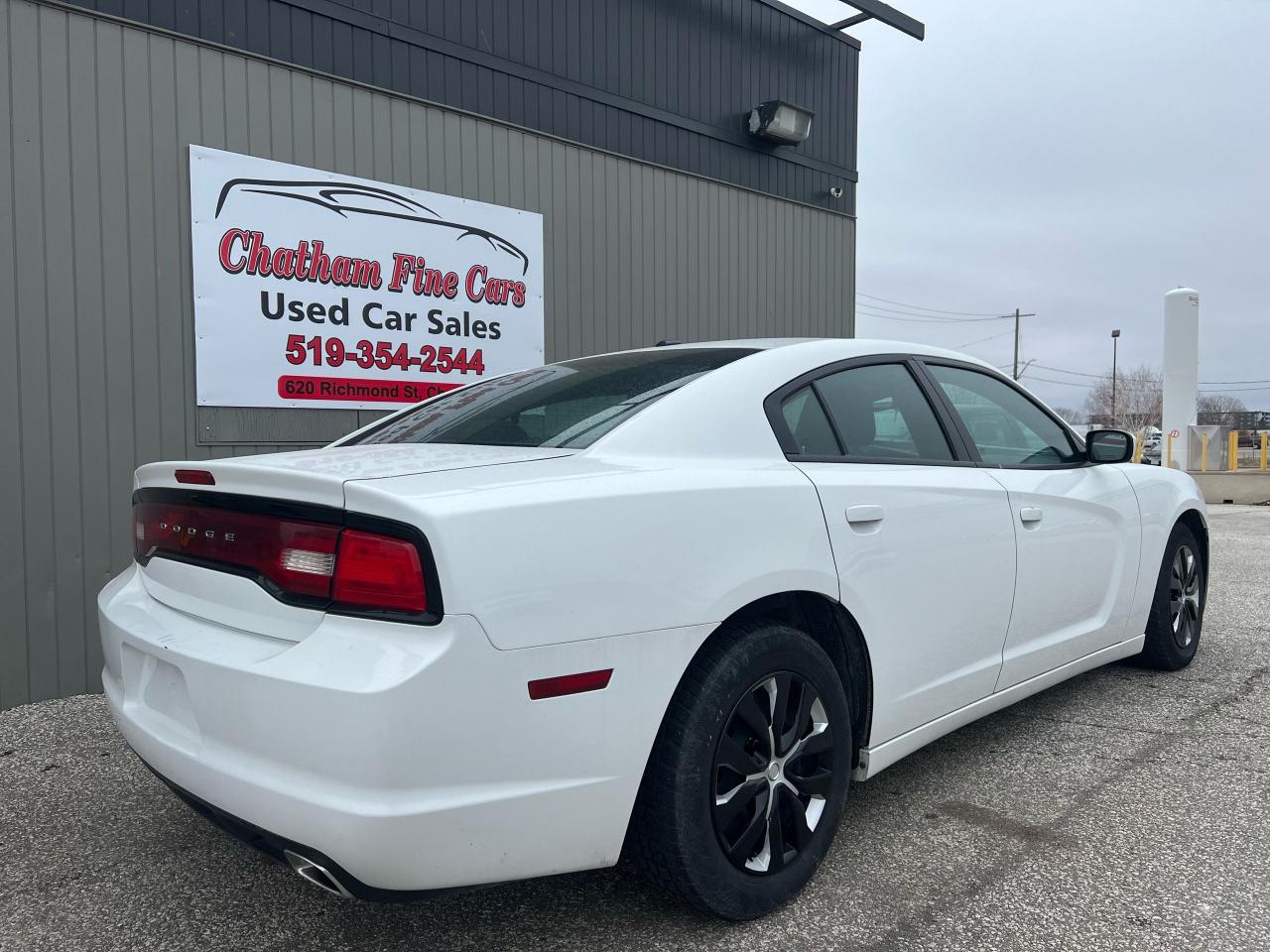 2013 Dodge Charger SXT Photo2