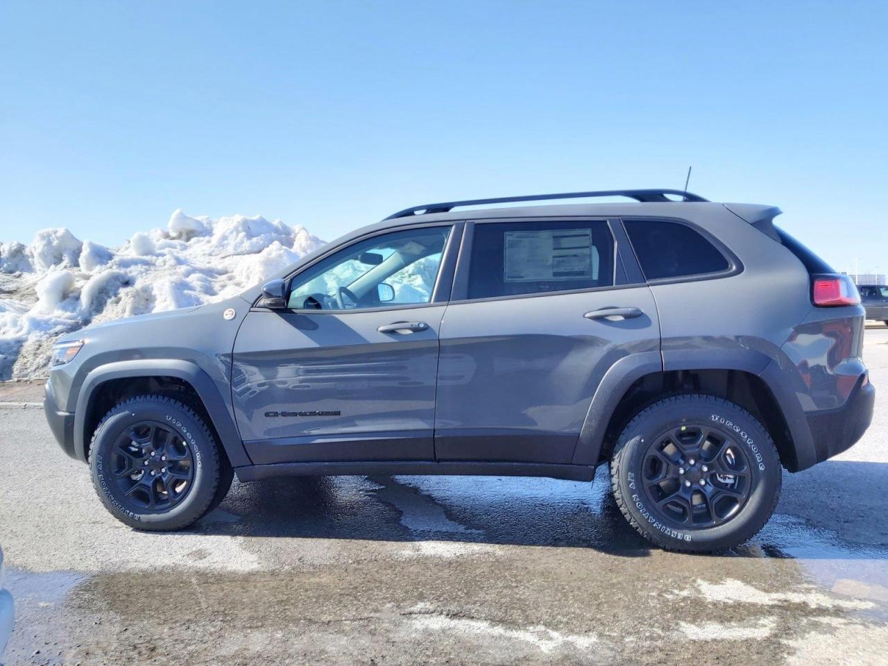 2023 Jeep Cherokee Trailhawk Photo3