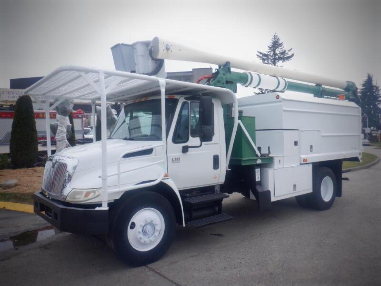 Used 2002 International 4300 Tree Chipper Dump Bucket Truck Diesel Air Brakes for sale in Burnaby, BC