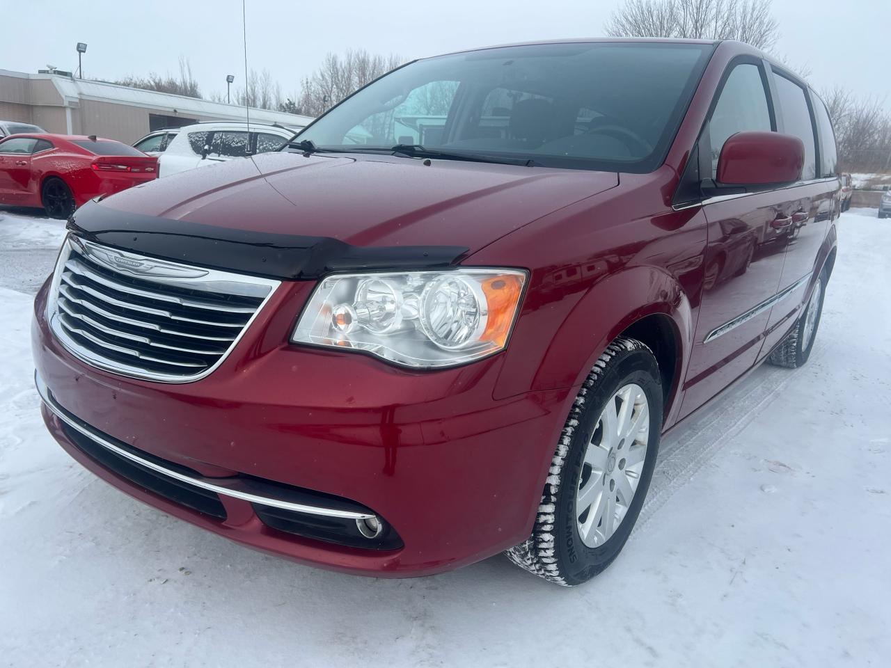 2016 Chrysler Town & Country Stow N Go , Back up Camera . Heated Seats & Steer - Photo #1