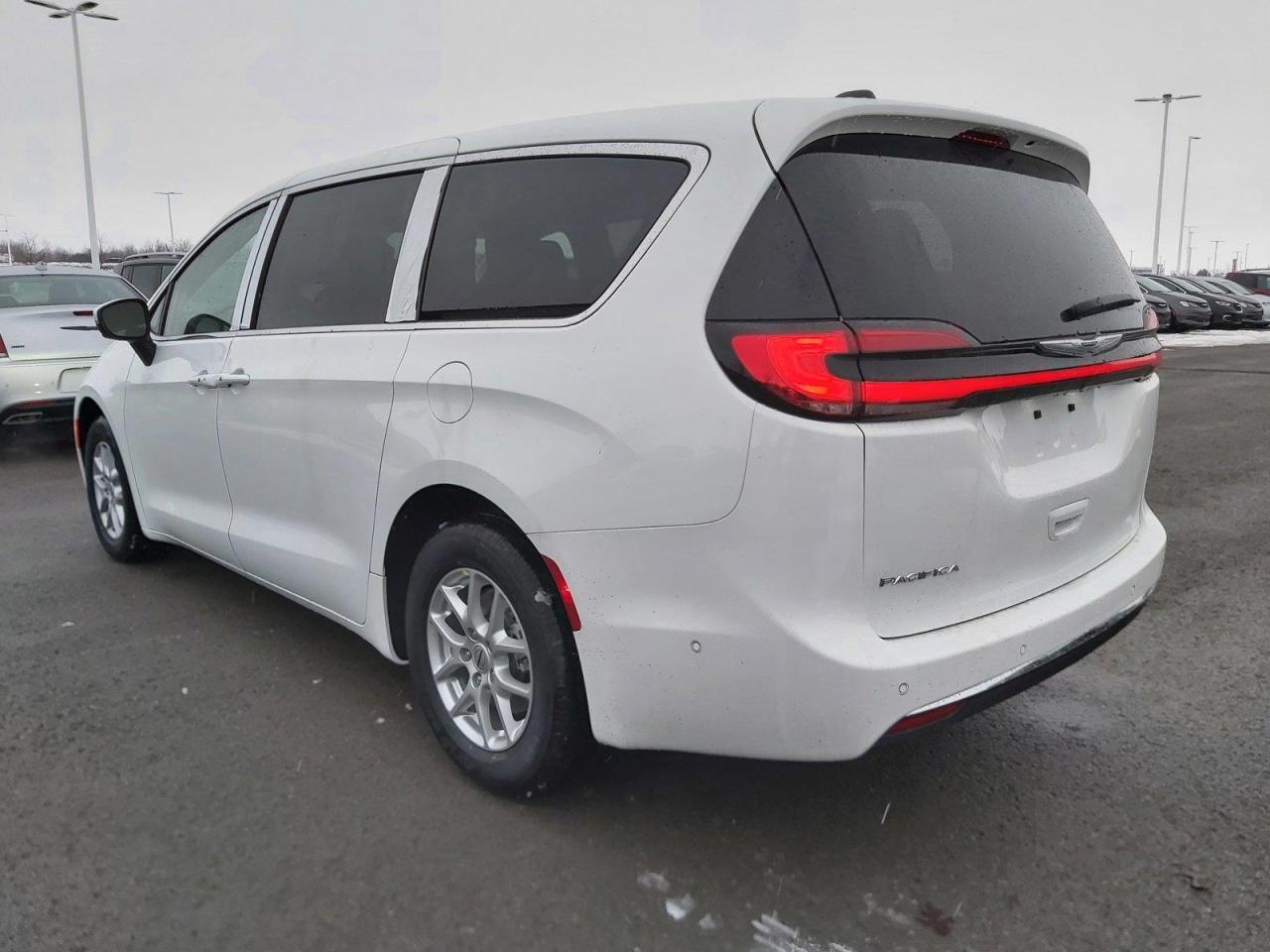 2023 Chrysler Pacifica Touring-L Photo4