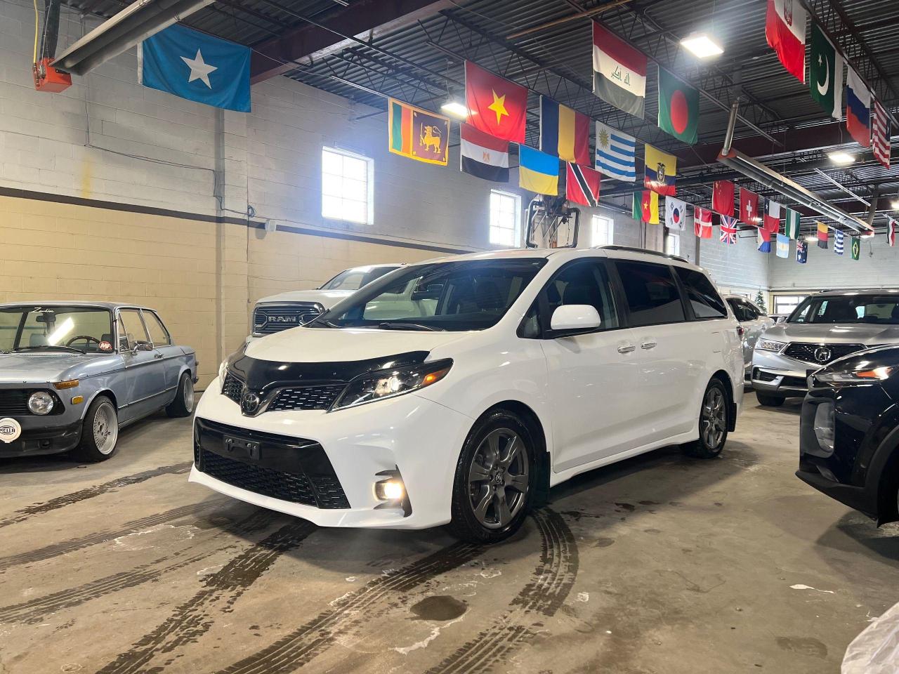 2018 Toyota Sienna SE 8 - PASSENGER - TECHNOLOGY PKG - DVD -SUNROOF - Photo #1