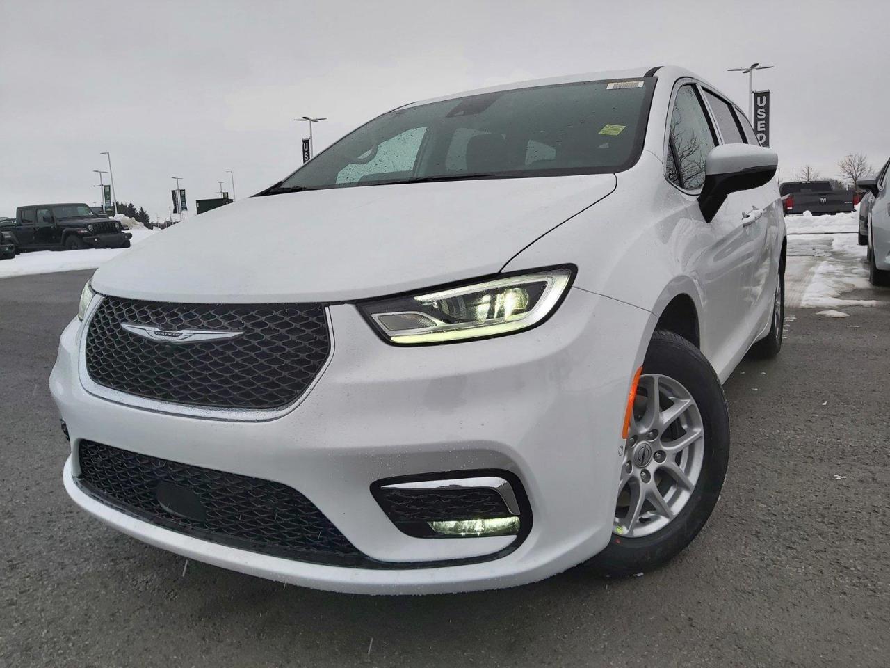 2023 Chrysler Pacifica Touring-L Photo2