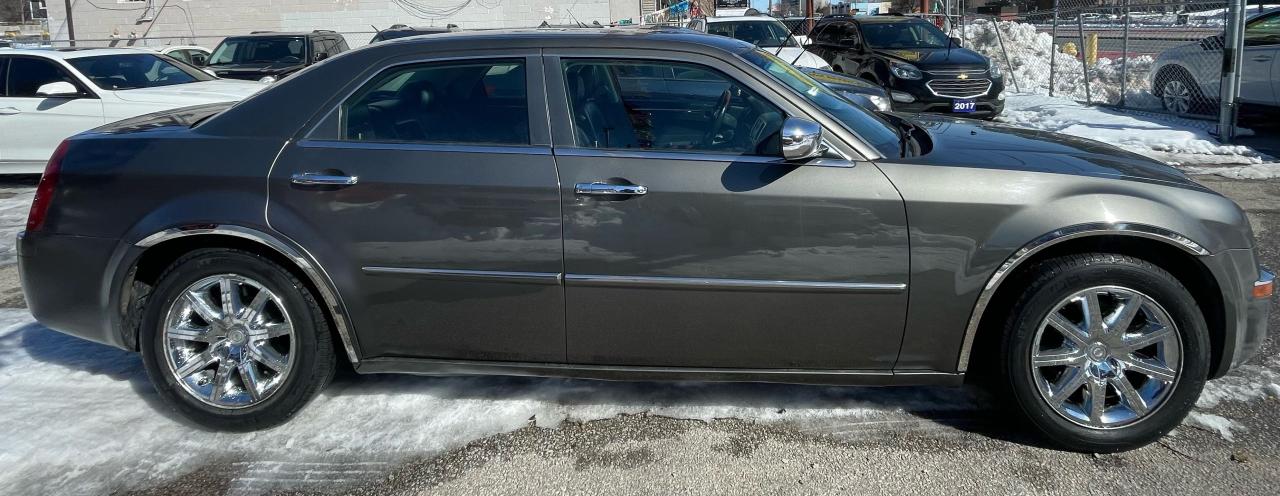 2009 Chrysler 300 Comes with sunroof, Leather seats, Cruise control, Heated seats, Bluetooth,Aux And Alloy wheels in this 300 Limited Photo3