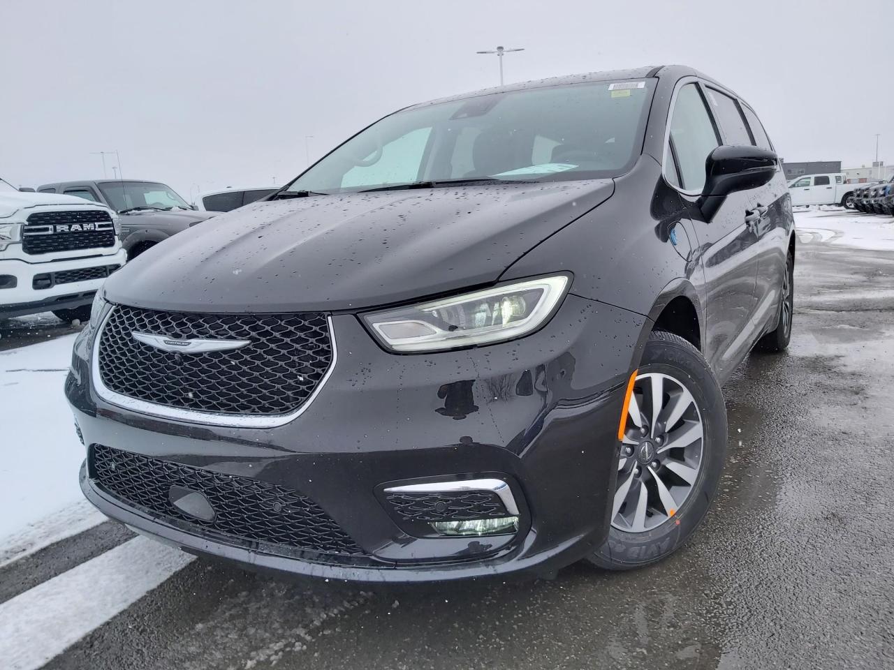2023 Chrysler Pacifica Hybrid Touring-L Photo2