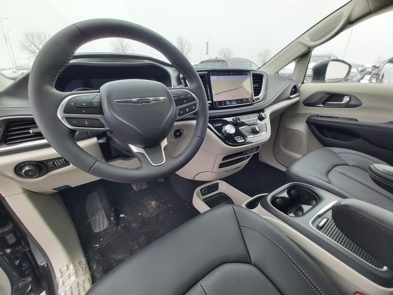 2023 Chrysler Pacifica Hybrid Touring-L Photo3