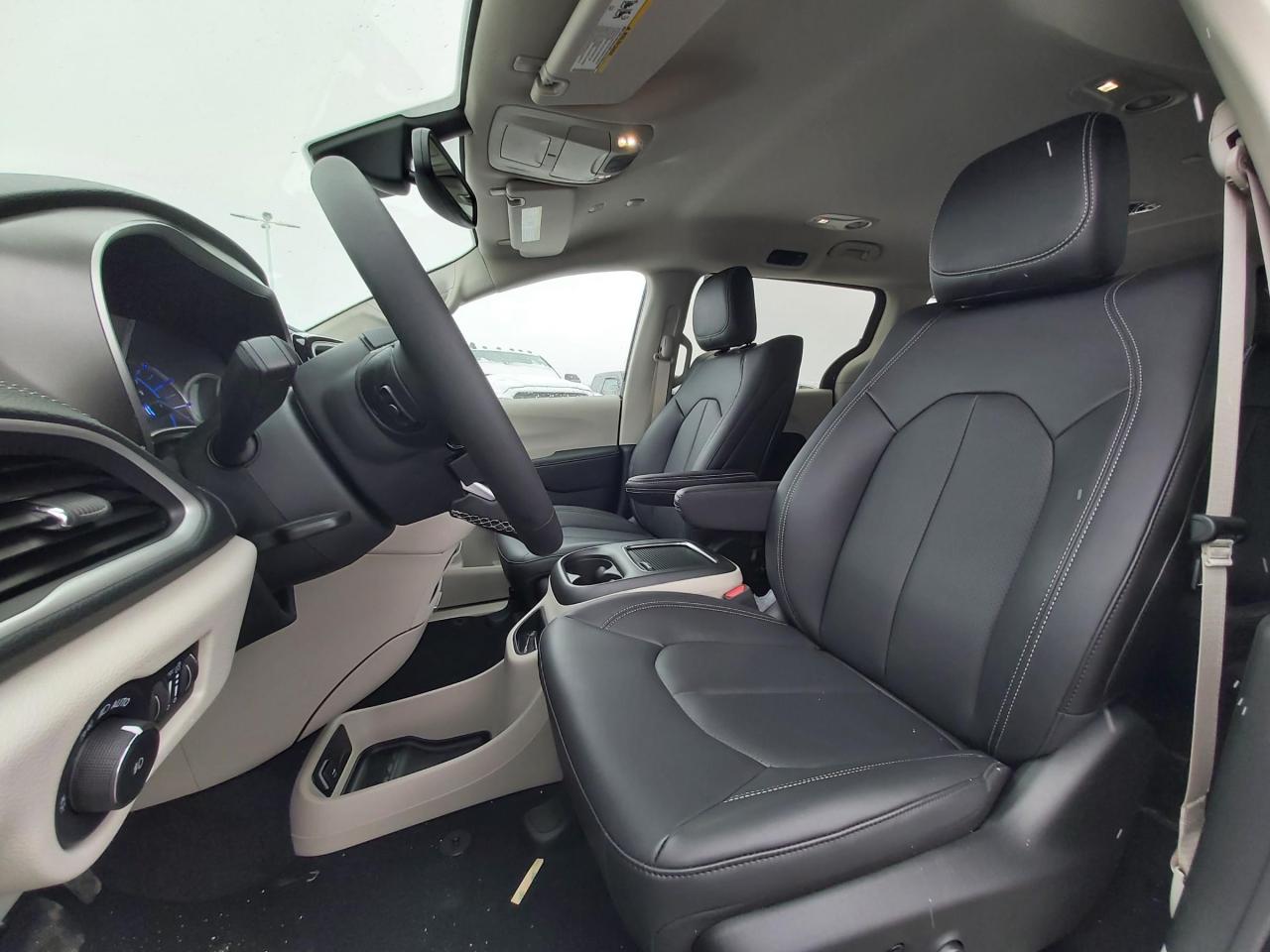 2023 Chrysler Pacifica Hybrid Touring-L Photo4