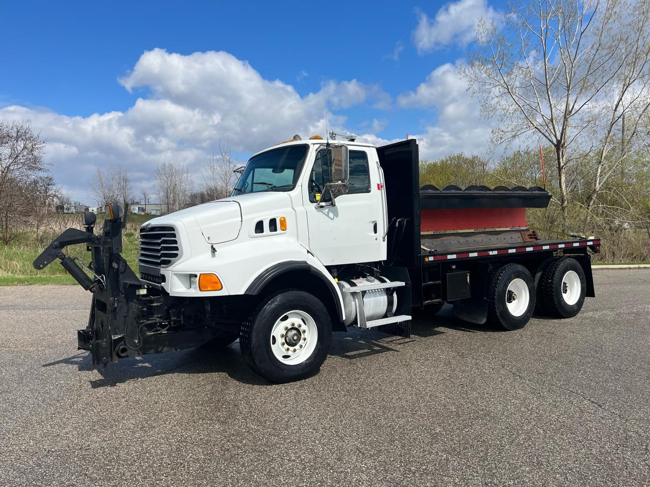 Used 2007 Sterling LT9500 Tandem  flatbed plow for sale in Brantford, ON