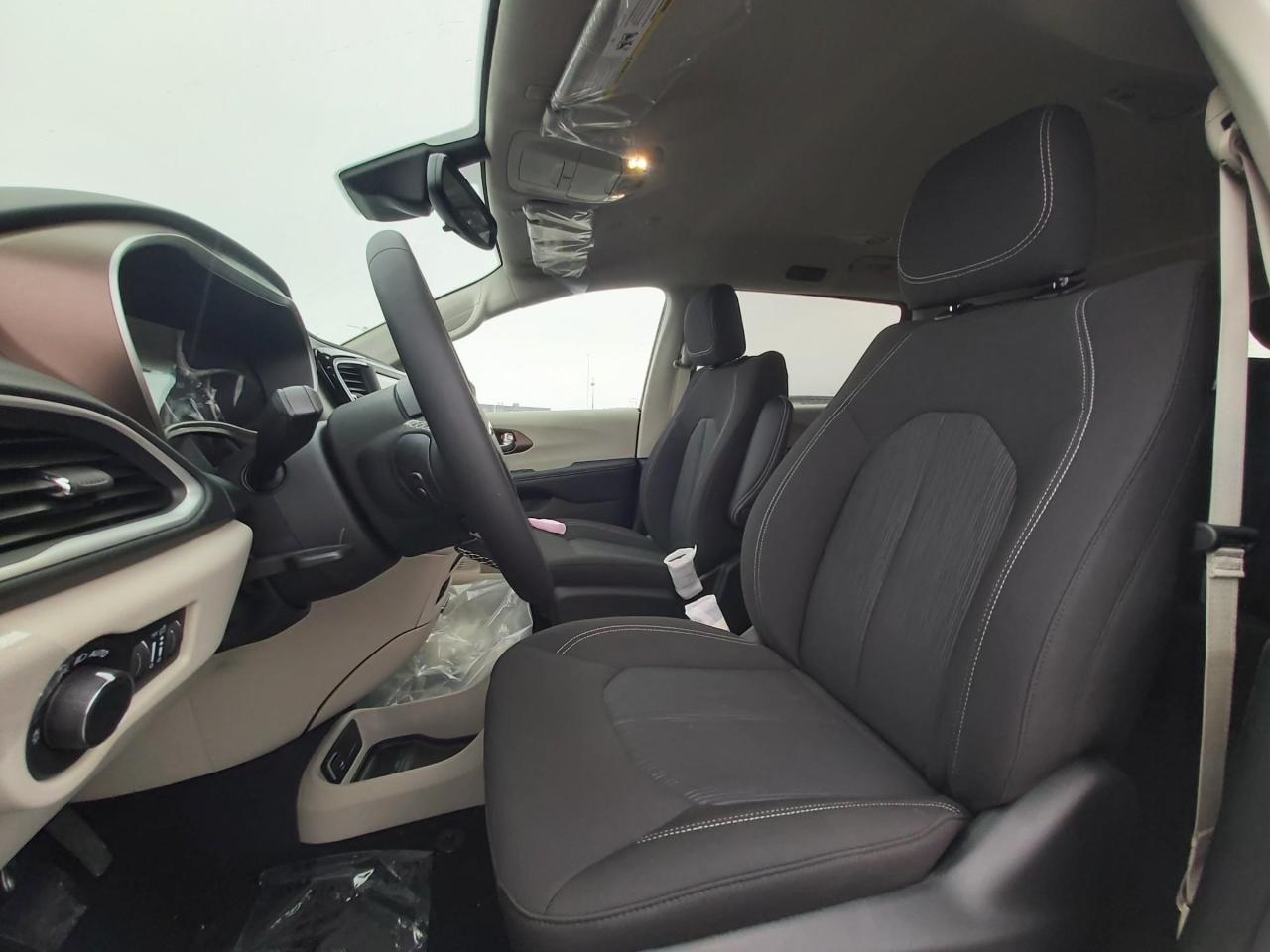 2023 Dodge Grand Caravan SXT Photo4