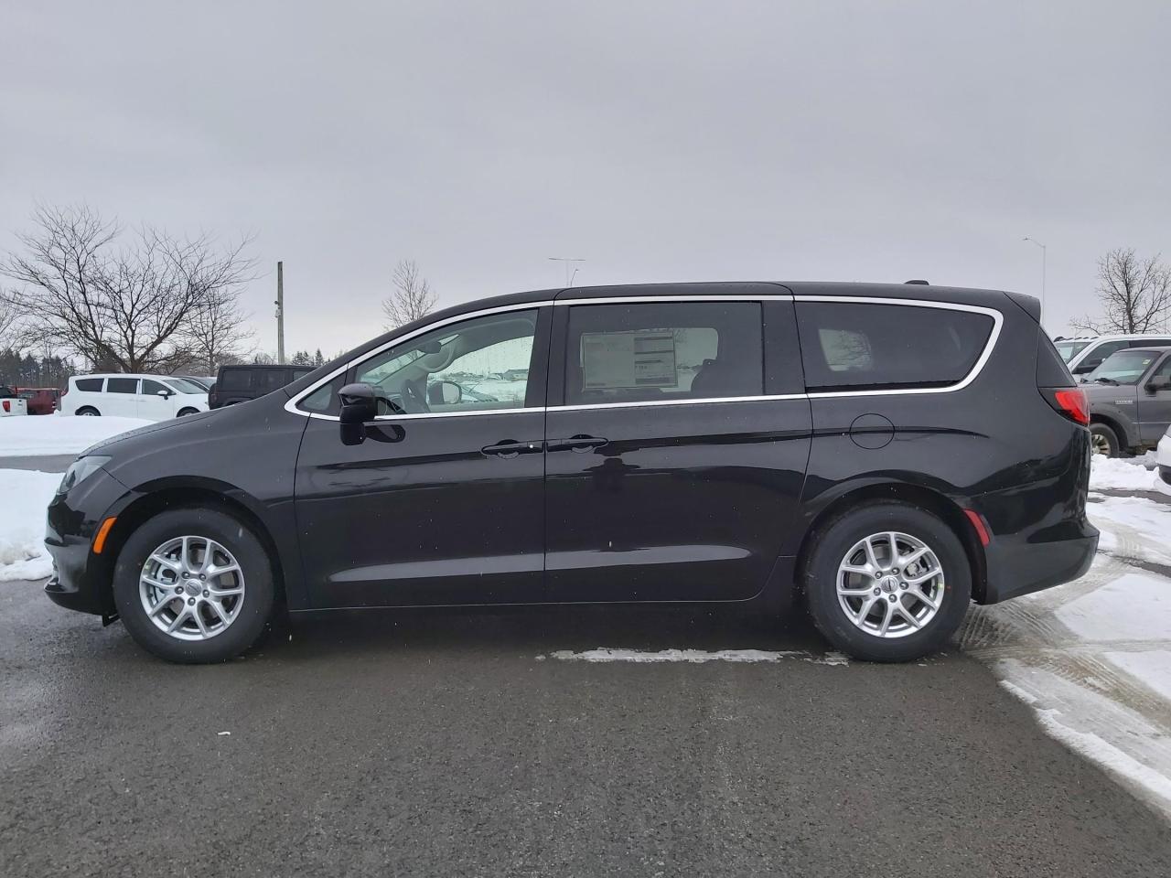 2023 Dodge Grand Caravan SXT Photo3