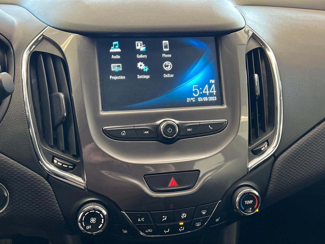2017 Chevrolet Cruze LT+Camera+ApplePlay+Cruise+Clean Carfax - Photo #10