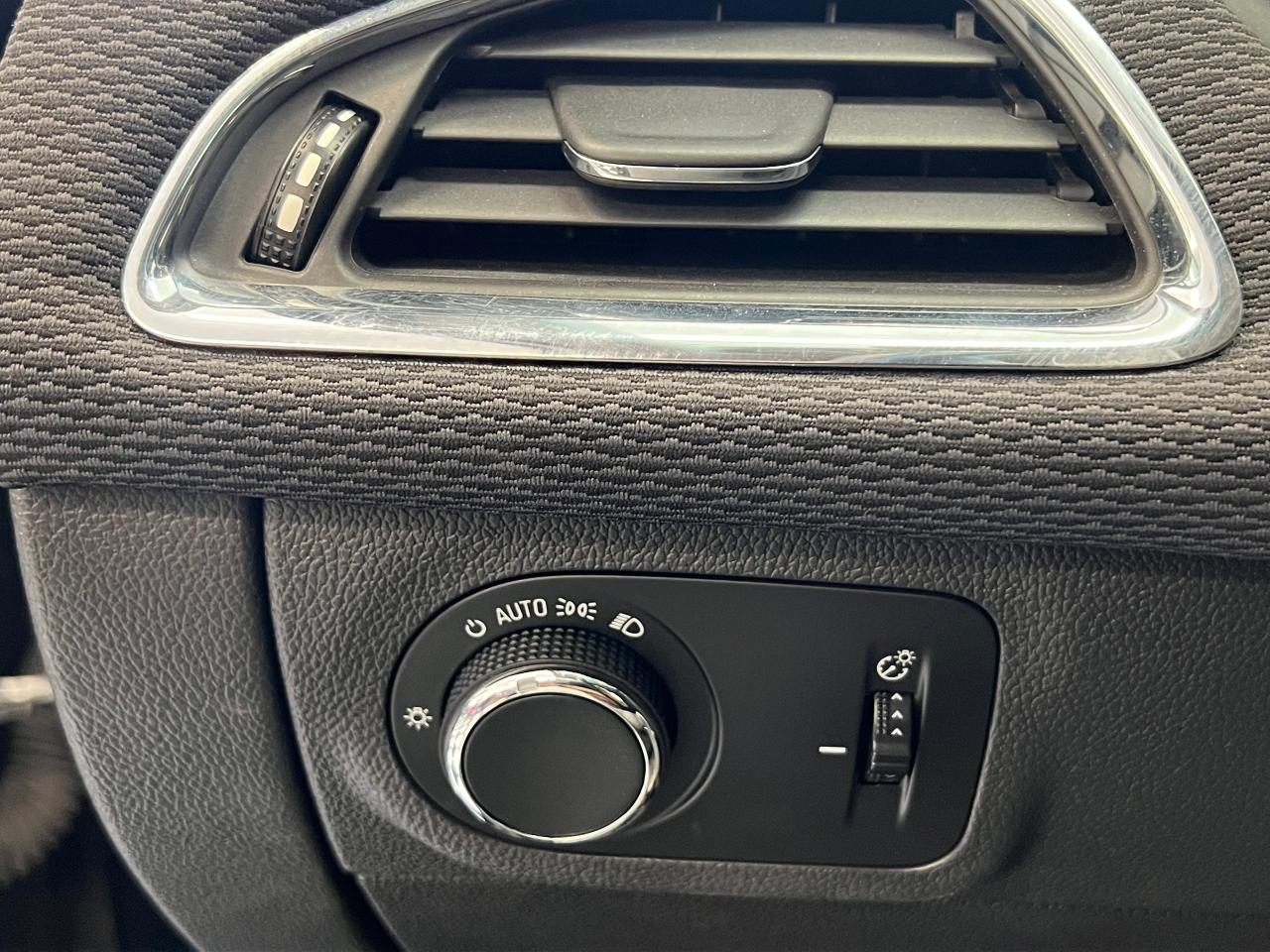 2017 Chevrolet Cruze LT+Camera+ApplePlay+Cruise+Clean Carfax - Photo #47