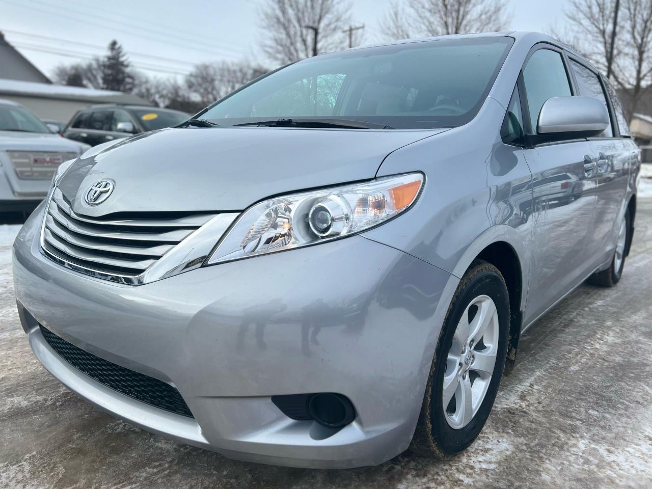2017 Toyota Sienna LE - Photo #1