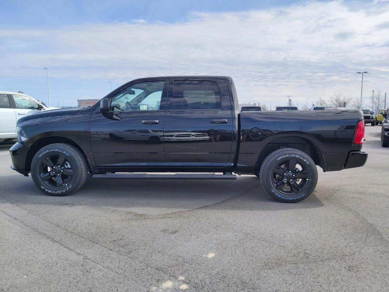 2023 RAM 1500 Classic TRADESMAN Photo3