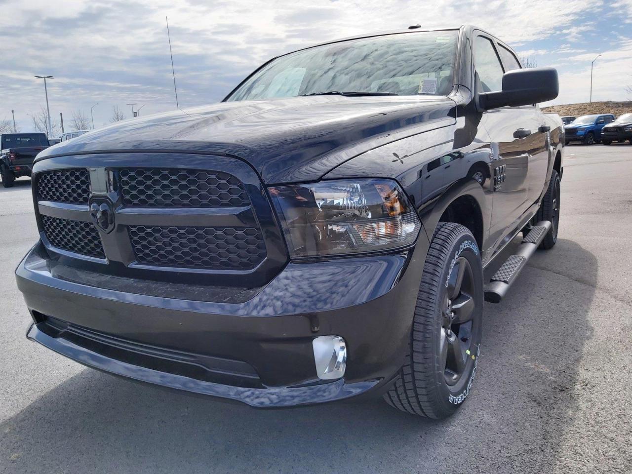 2023 RAM 1500 Classic TRADESMAN Photo2