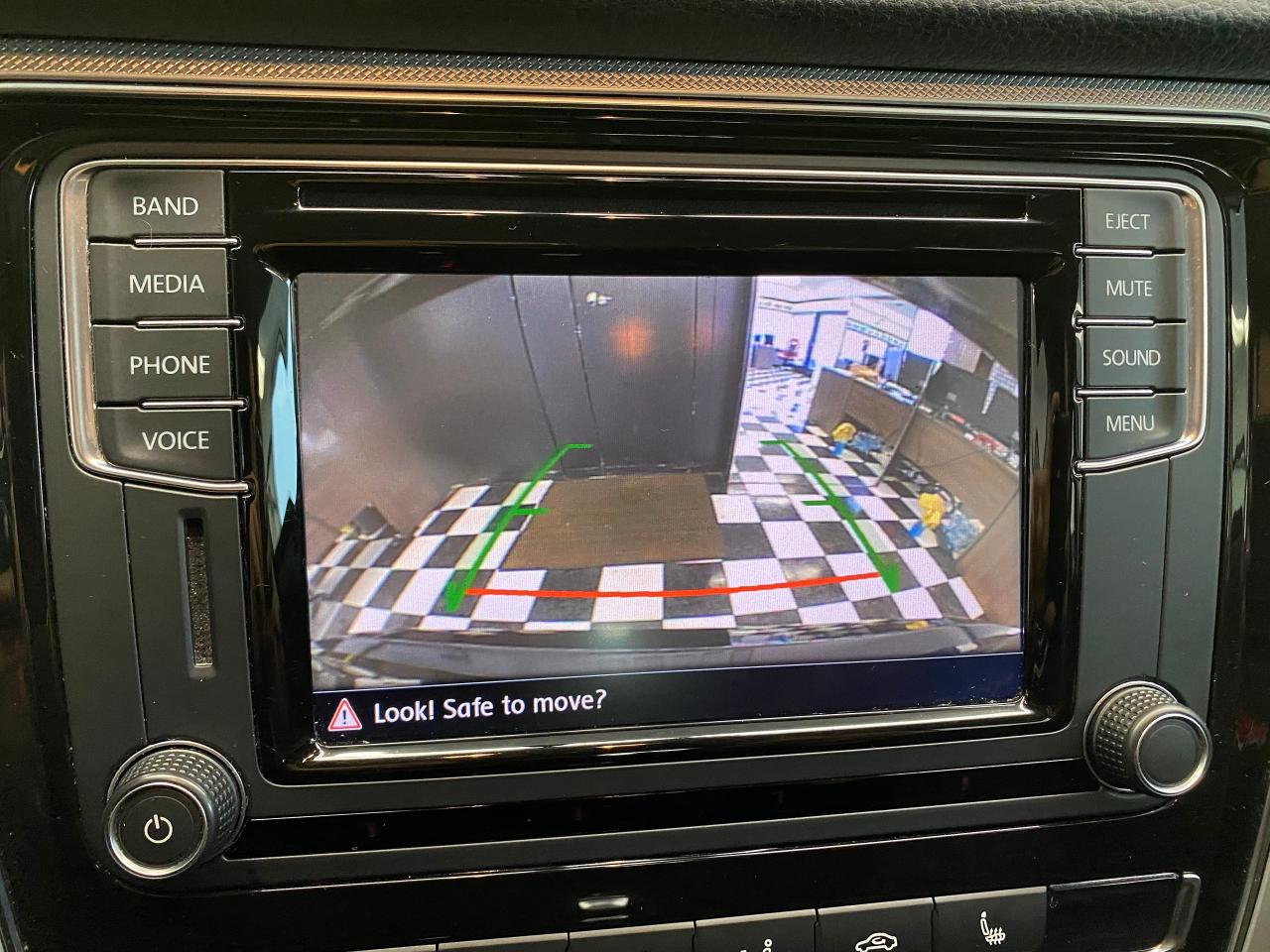 2016 Volkswagen Passat Trendline+Camera+ApplePlay+CLEAN CARFAX Photo10
