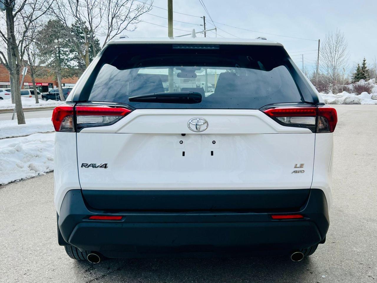 2021 Toyota RAV4 LE Photo3