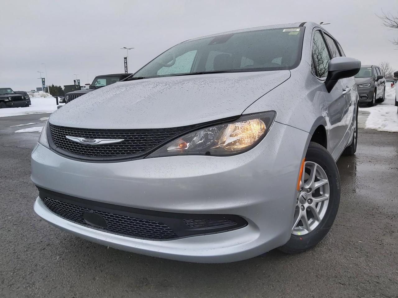 2023 Dodge Grand Caravan SXT Photo2