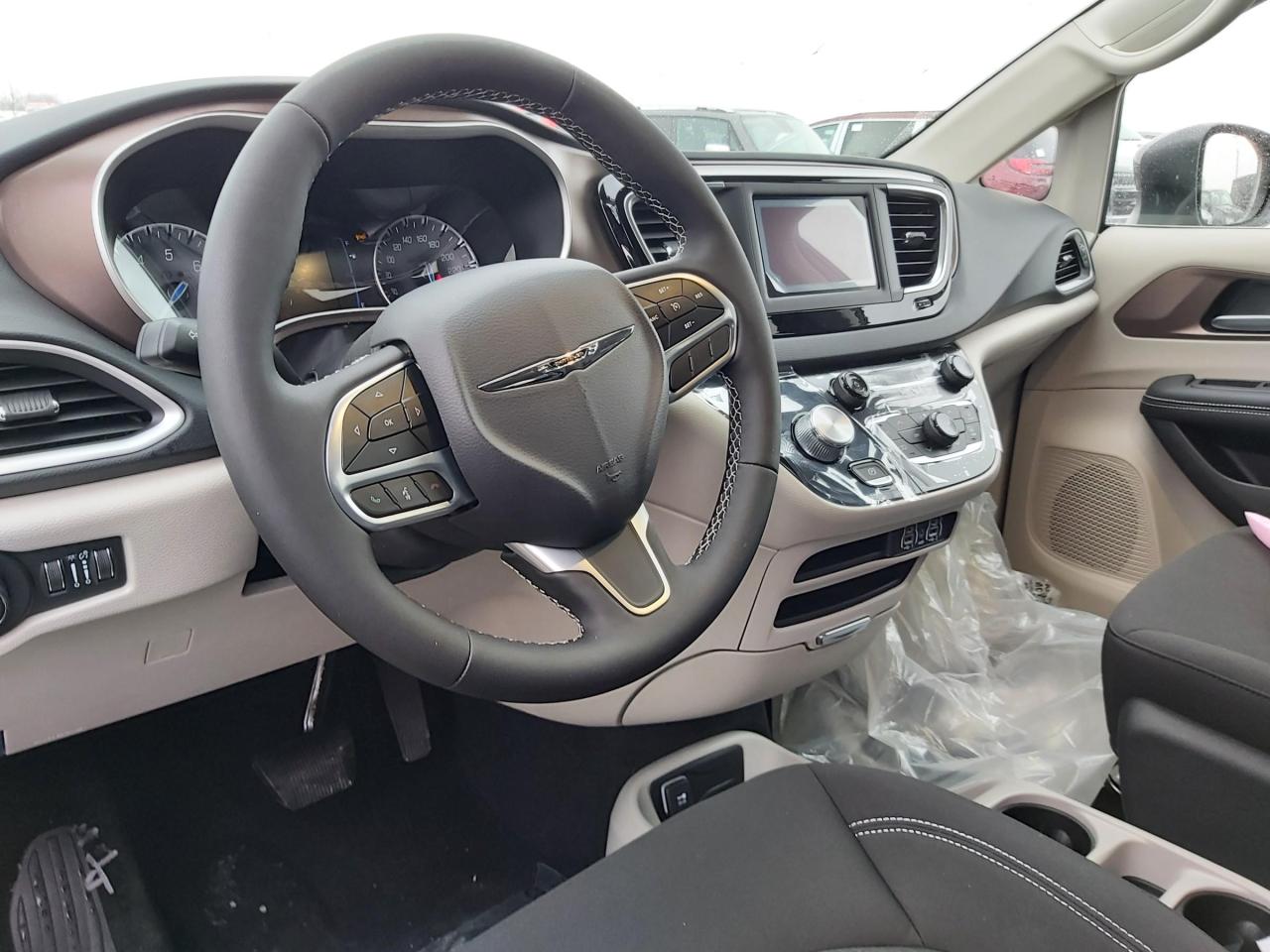 2023 Dodge Grand Caravan SXT Photo3