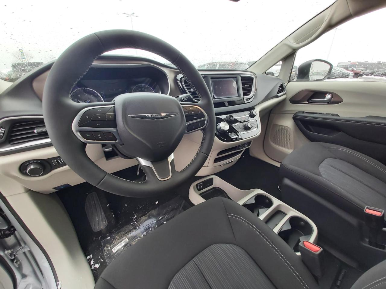 2023 Dodge Grand Caravan SXT Photo3