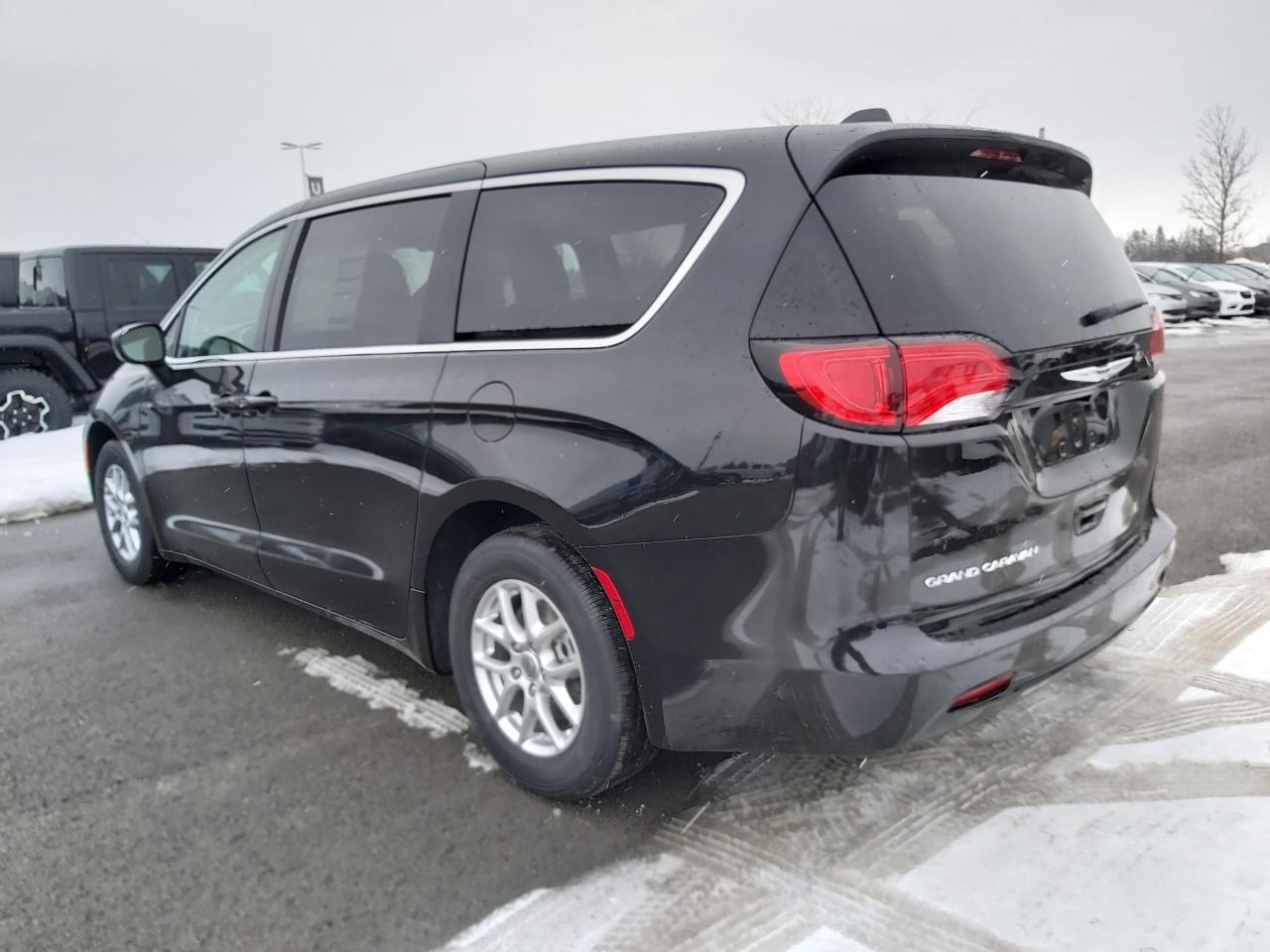 2023 Dodge Grand Caravan SXT Photo4