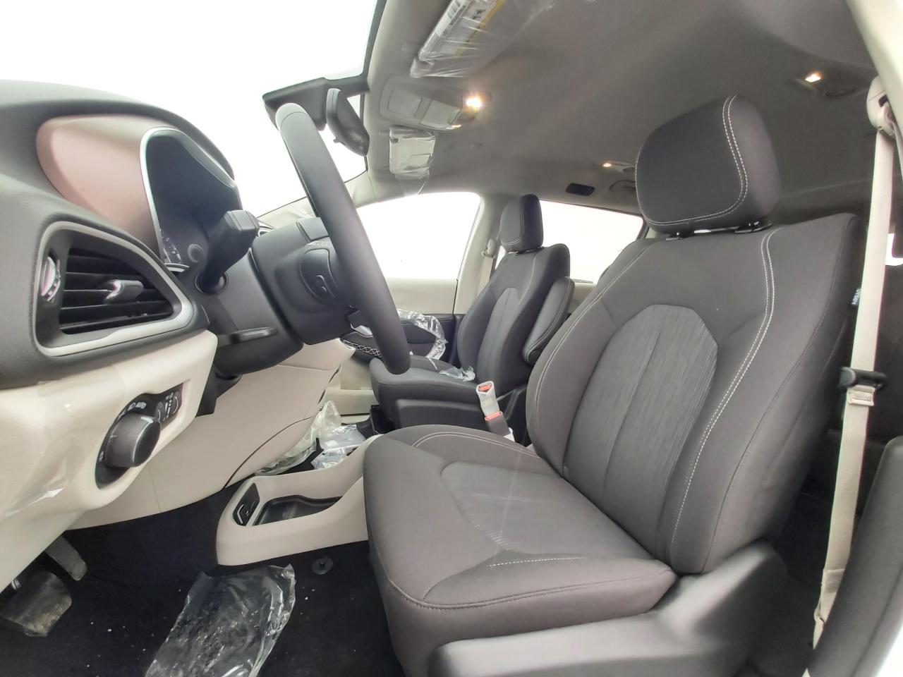 2023 Dodge Grand Caravan SXT Photo4