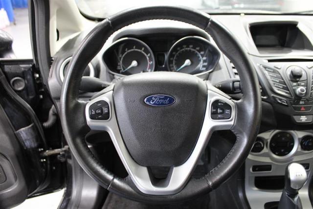 2015 Ford Fiesta (5) SE