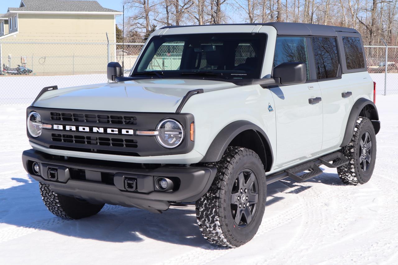 2023 Ford Bronco Black Diamond Photo0