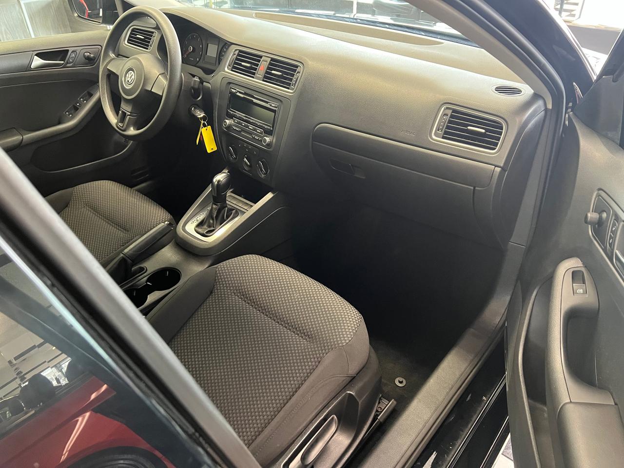 2013 Volkswagen Jetta Trendline+Heated Seats+A/C+Cruise+CLEAN CARFAX - Photo #20