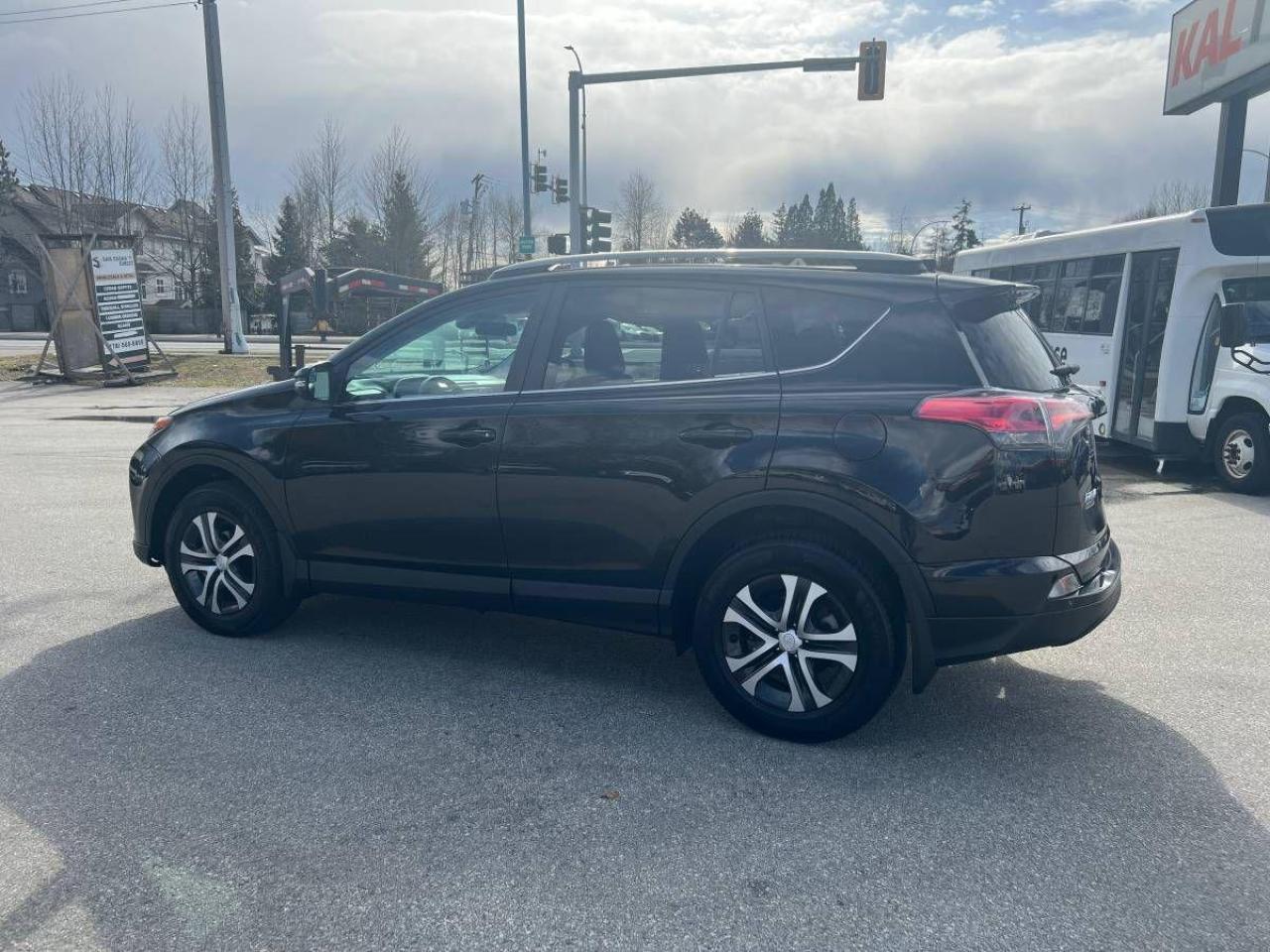 2017 Toyota RAV4 AWD 4dr LE - Photo #5