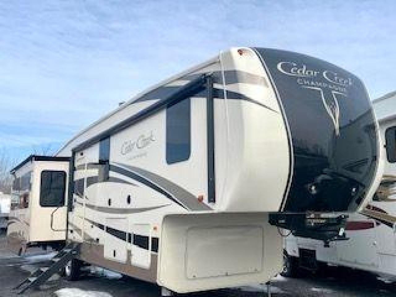 2017 CEDAR CREEK 38EL Champagne Edition