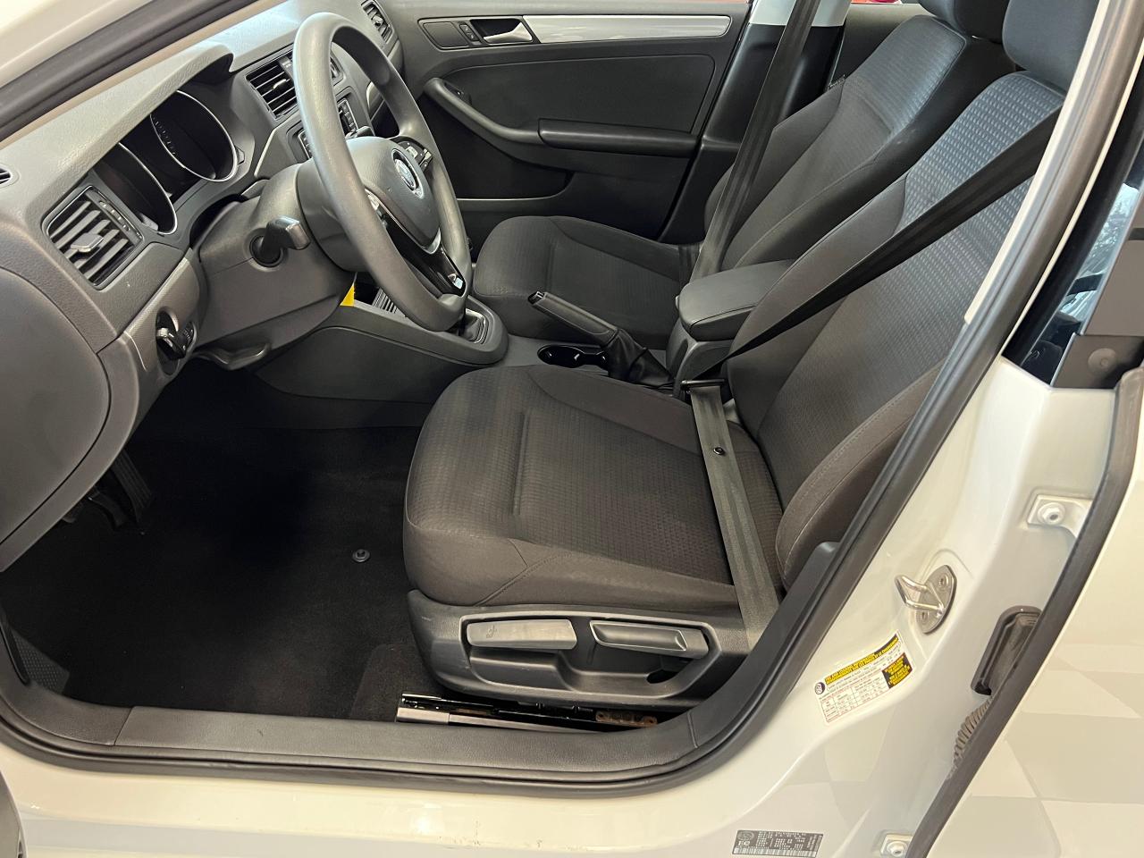 2016 Volkswagen Jetta Trendline+Camera+A/C+Heated Seats+Clean Carfax - Photo #19