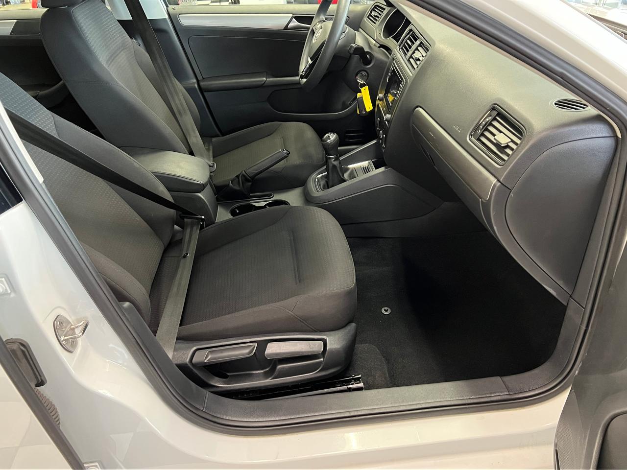 2016 Volkswagen Jetta Trendline+Camera+A/C+Heated Seats+Clean Carfax - Photo #22