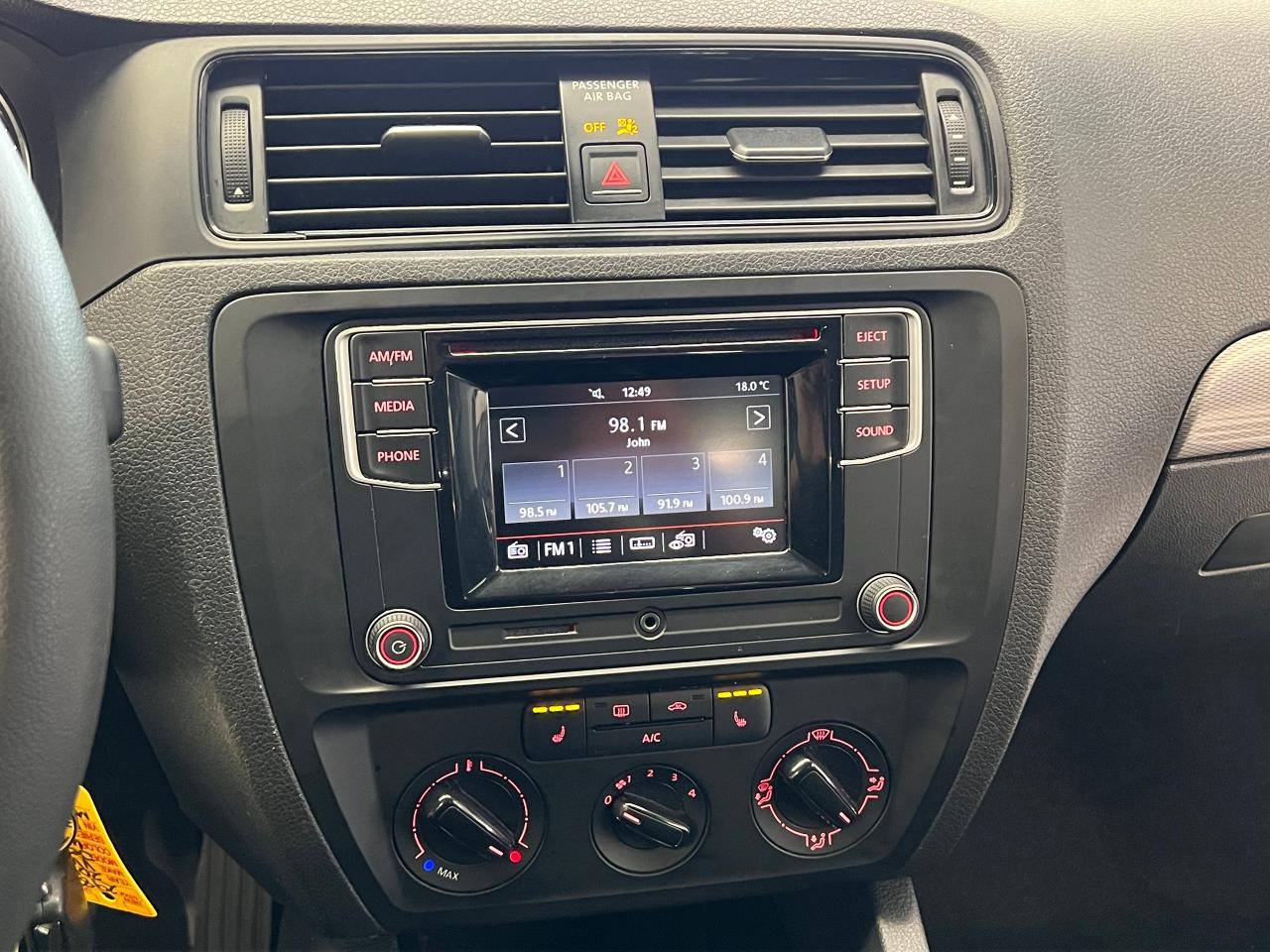 2016 Volkswagen Jetta Trendline+Camera+A/C+Heated Seats+Clean Carfax - Photo #10