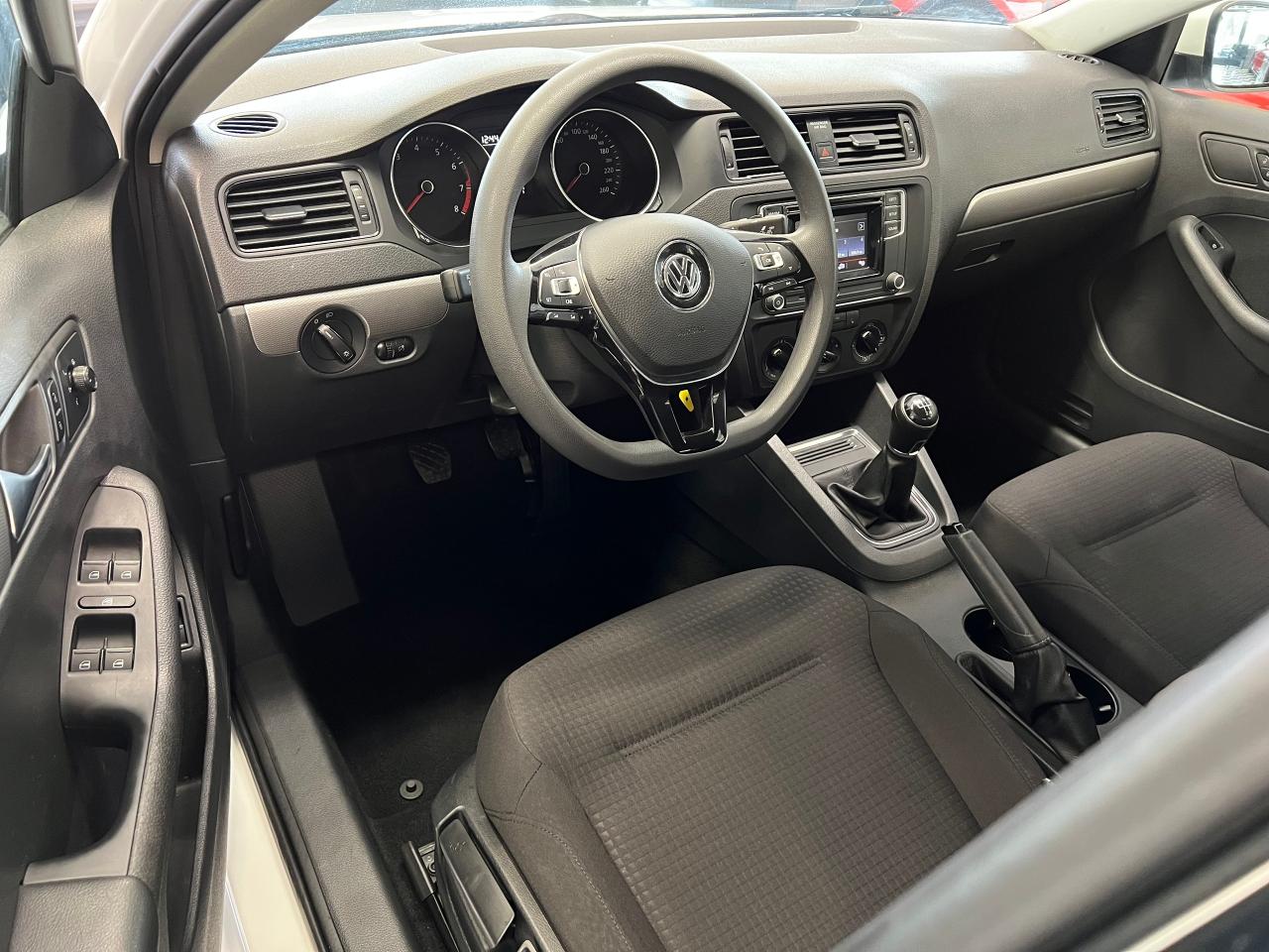 2016 Volkswagen Jetta Trendline+Camera+A/C+Heated Seats+Clean Carfax - Photo #18