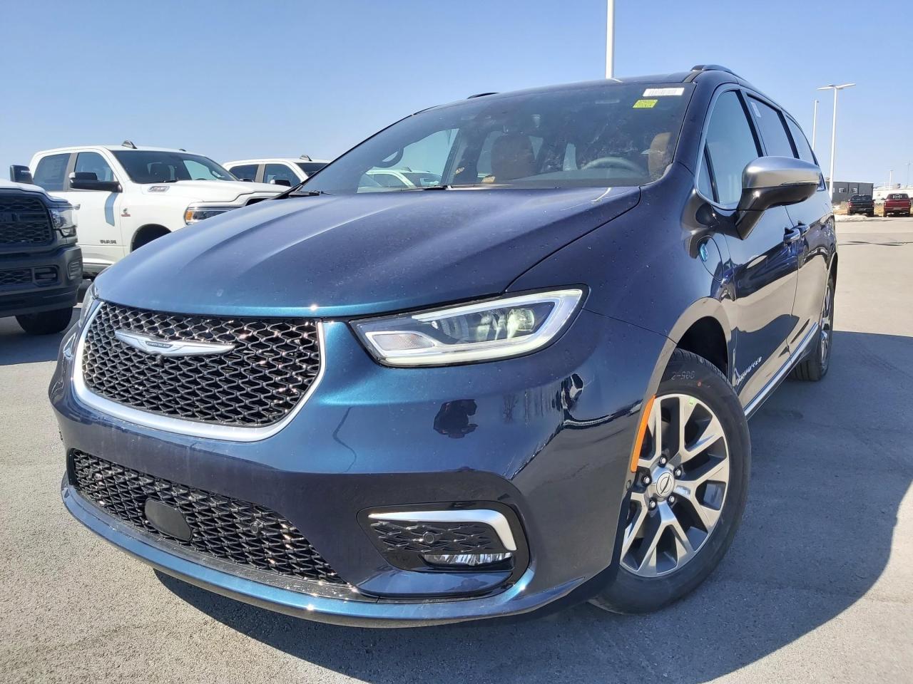 2023 Chrysler Pacifica Hybrid Pinnacle Photo2