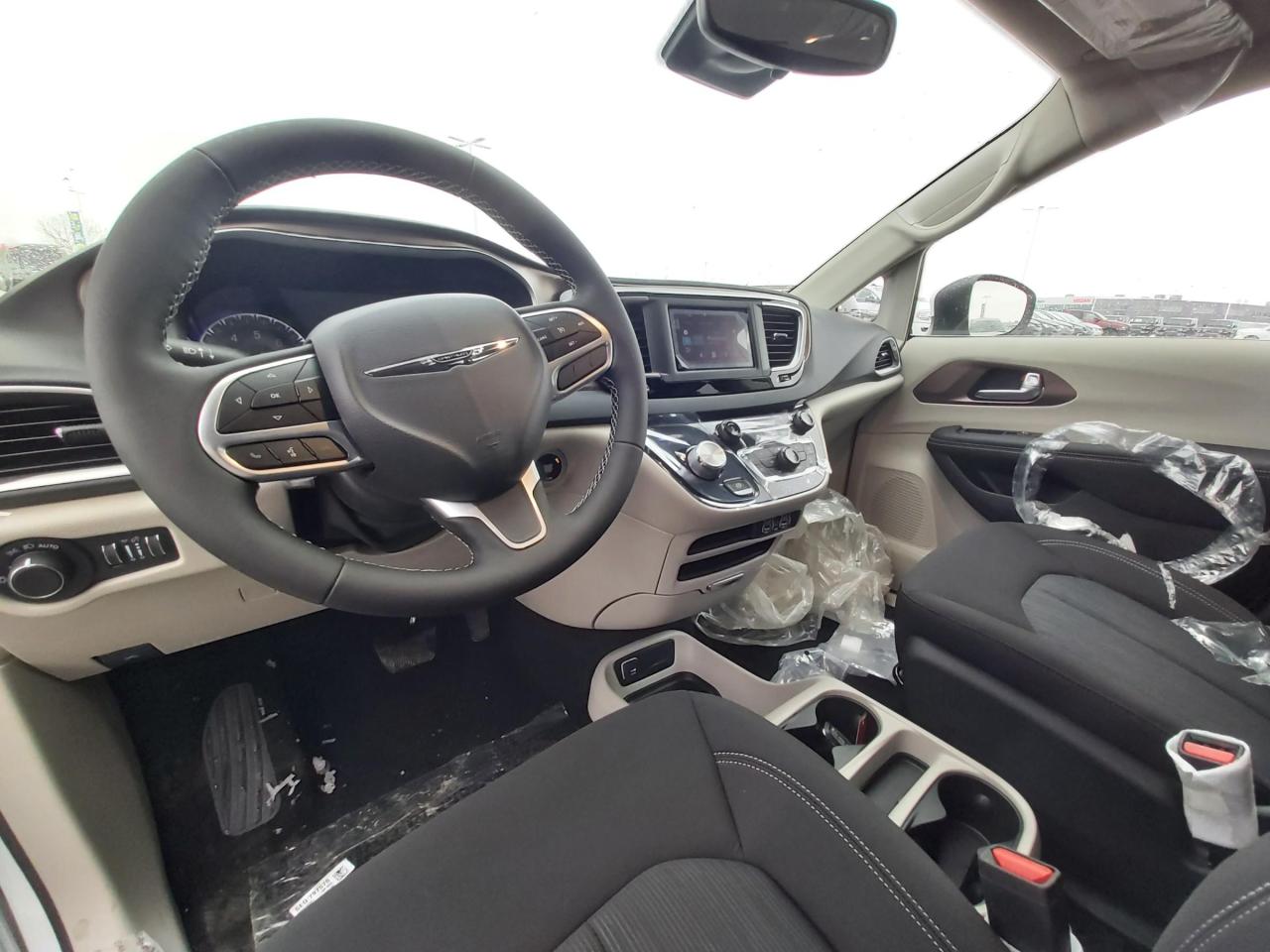 2023 Dodge Grand Caravan SXT Photo3