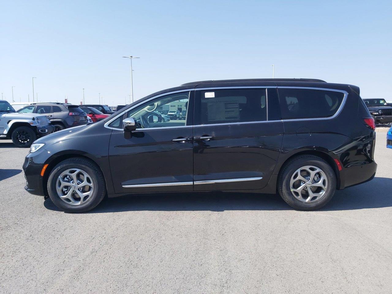 2023 Chrysler Pacifica Limited Photo3