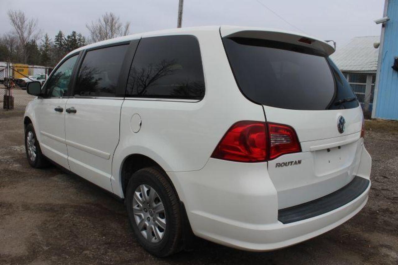 2010 Volkswagen Routan  Photo3
