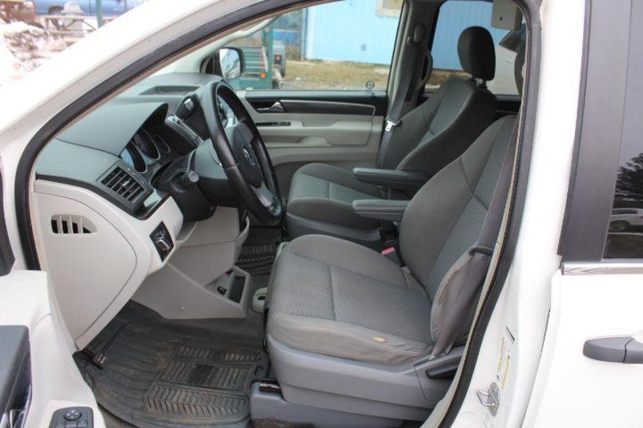 2010 Volkswagen Routan  Photo