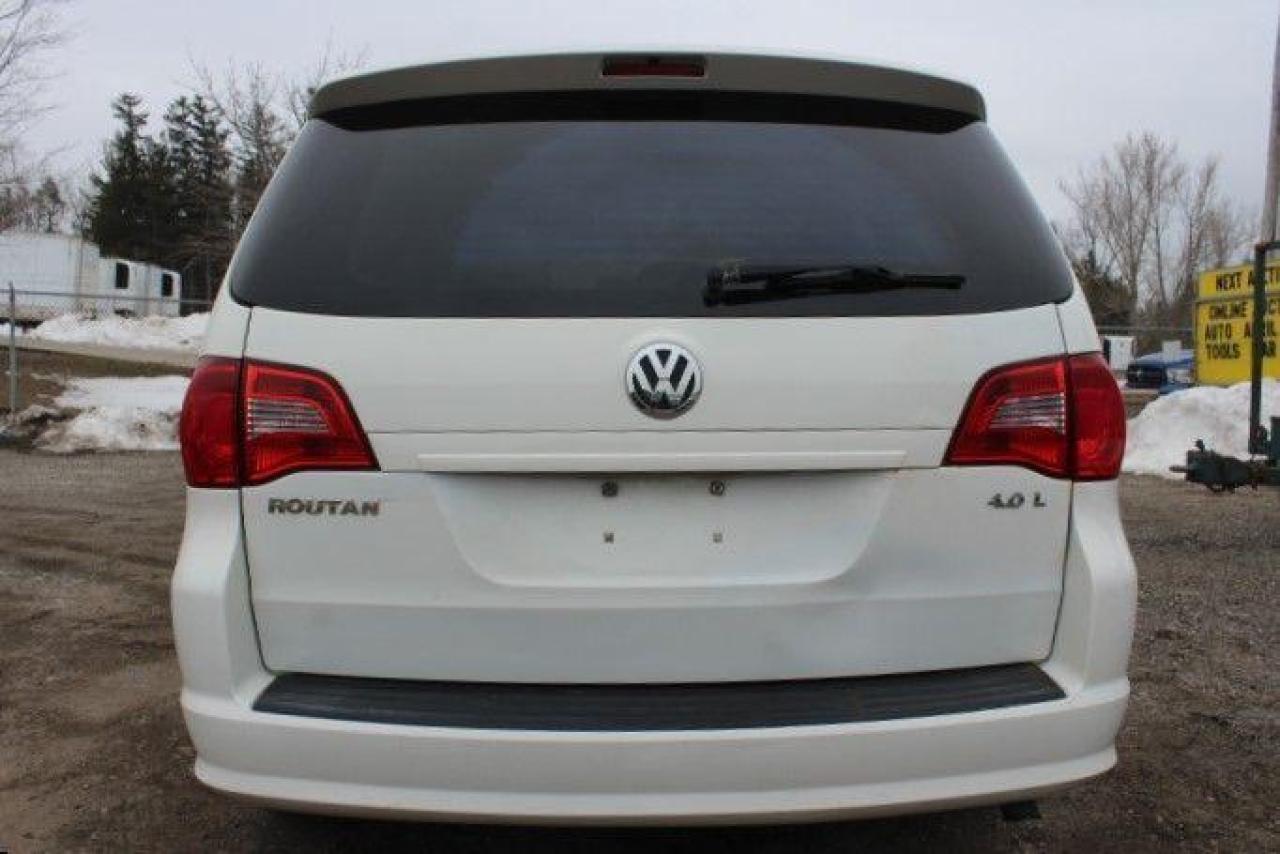 2010 Volkswagen Routan  Photo